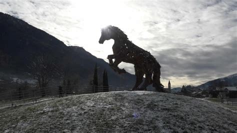  Il Cavallo di Ferro: Una Storia Magica di Resistenza e Gioia!